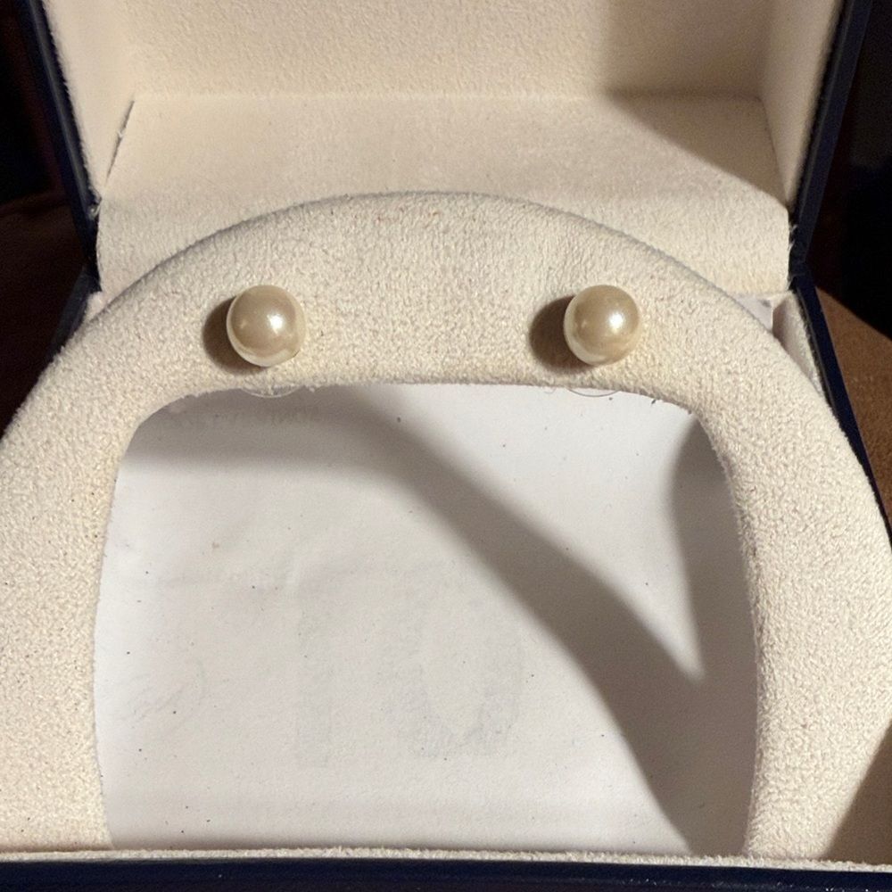 2 pairs of Elegant Pearl Stud Pierced Earrings.
